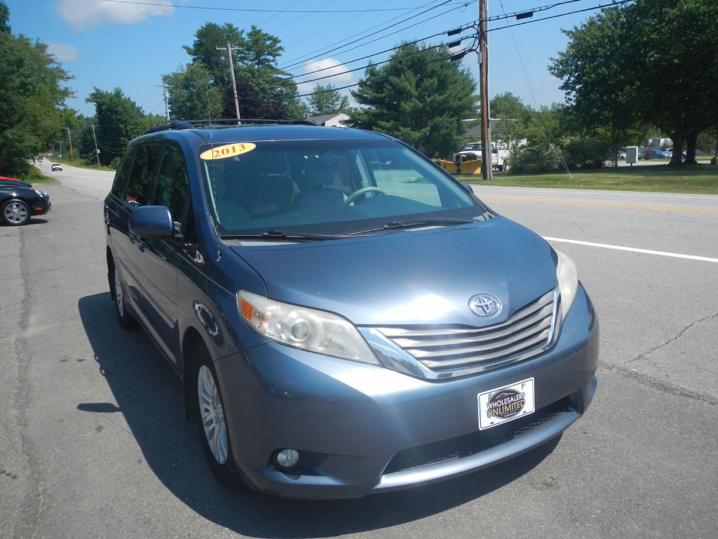 2013 Toyota Sienna Image 2