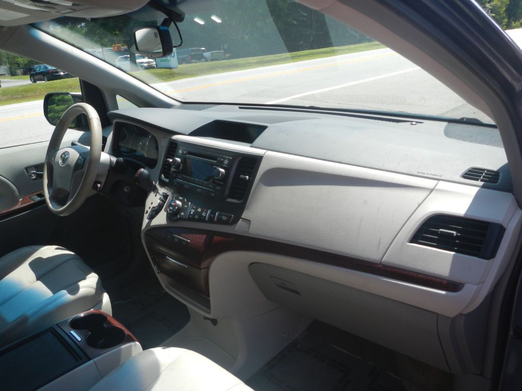 2013 Toyota Sienna Image 3