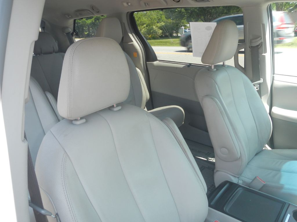 2013 Toyota Sienna Image 4