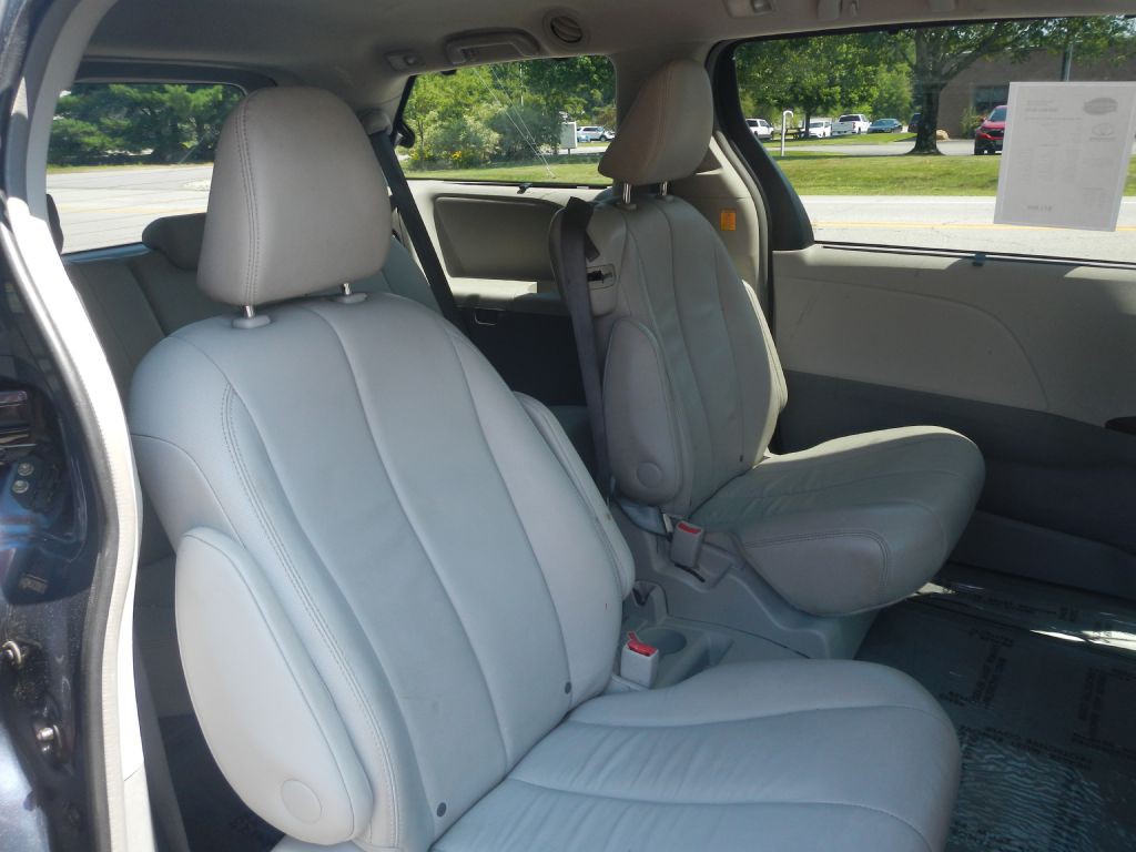 2013 Toyota Sienna Image 5