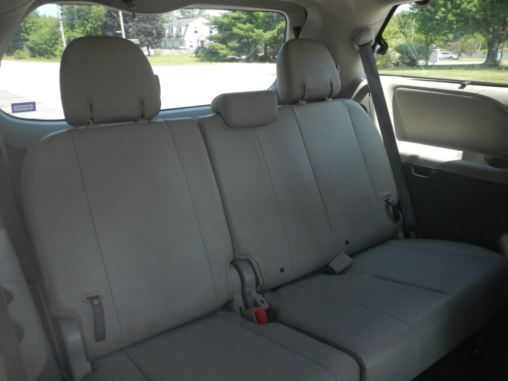 2013 Toyota Sienna Image 6
