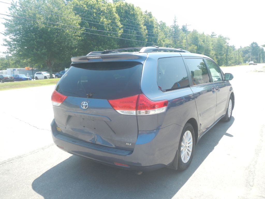 2013 Toyota Sienna Image 7