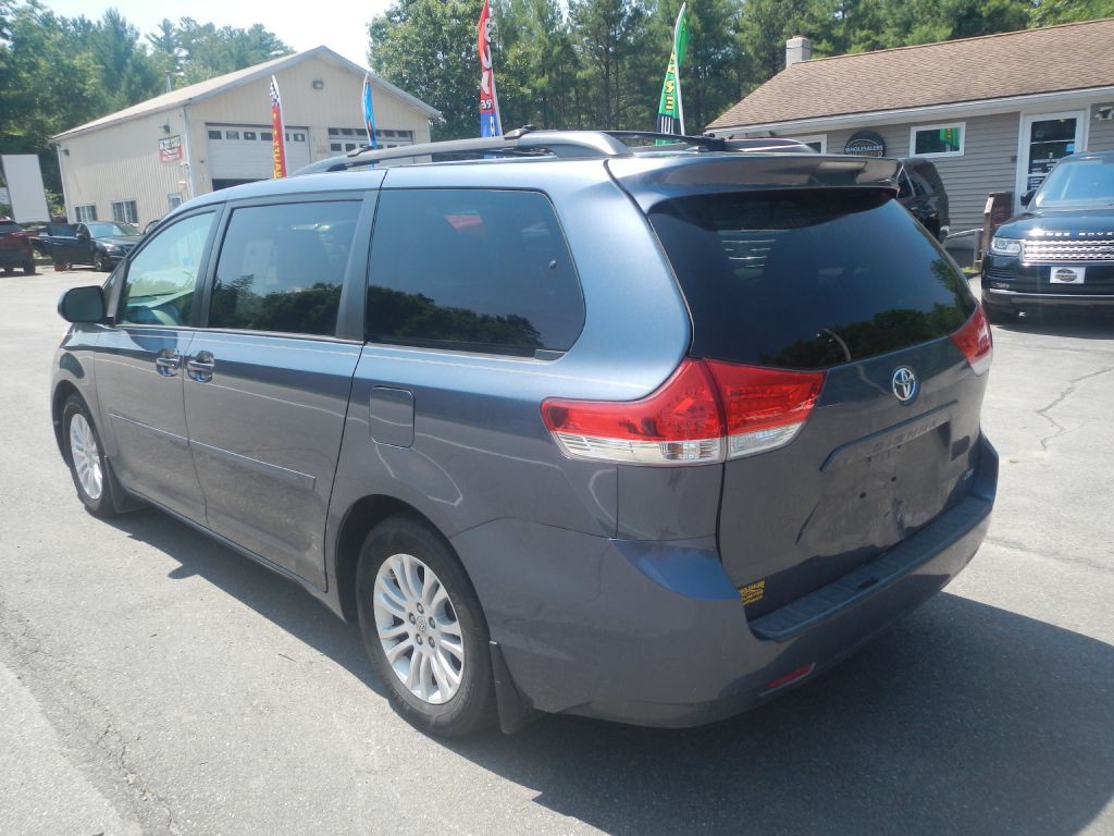 2013 Toyota Sienna Image 8