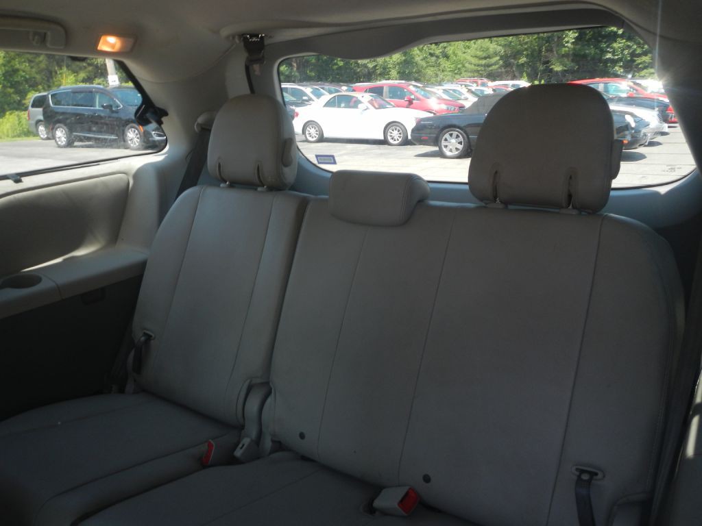 2013 Toyota Sienna Image 9