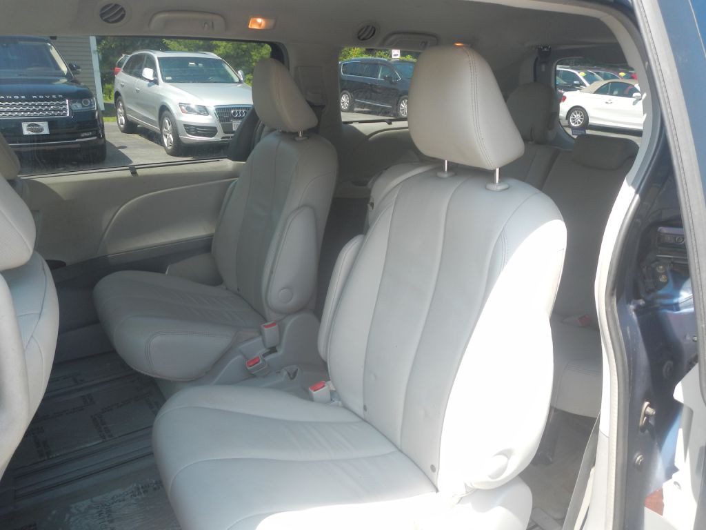2013 Toyota Sienna Image 10