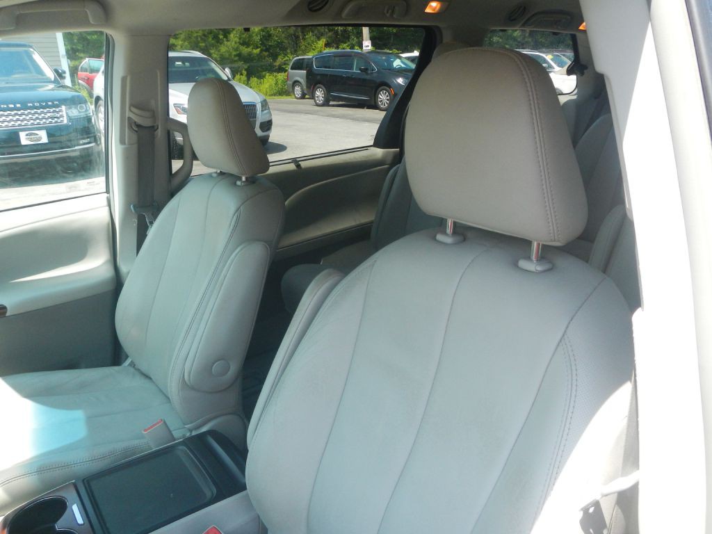 2013 Toyota Sienna Image 11