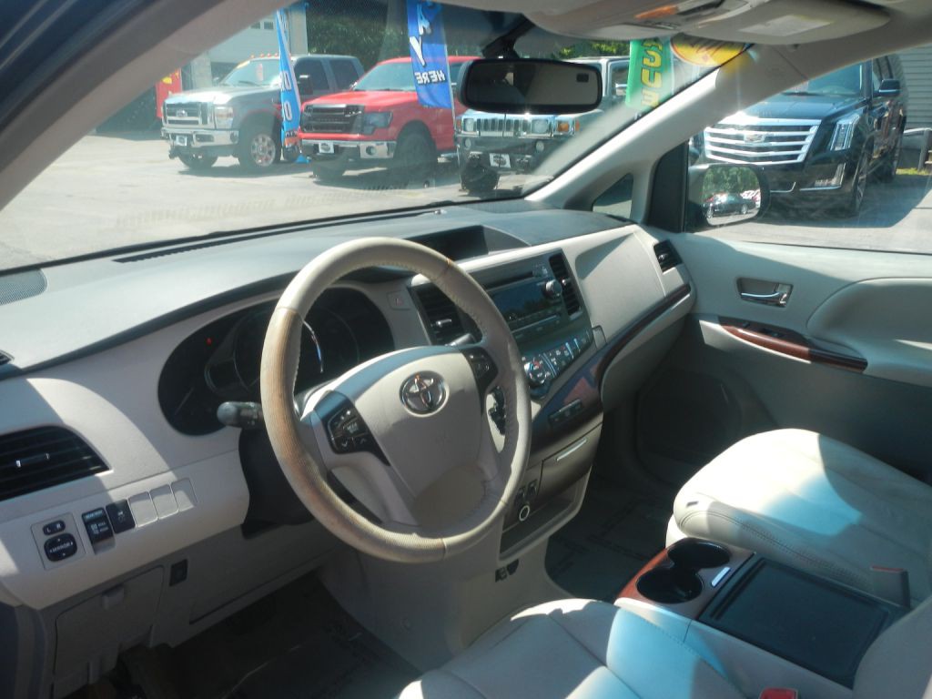 2013 Toyota Sienna Image 12