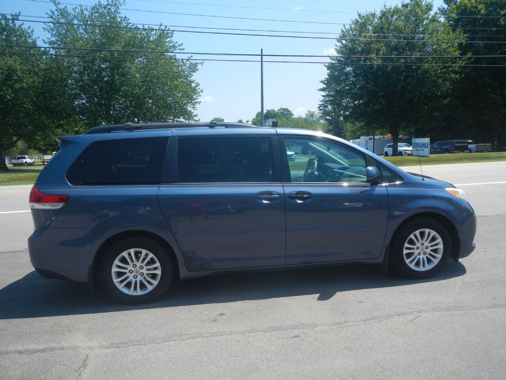 2013 Toyota Sienna Image 14