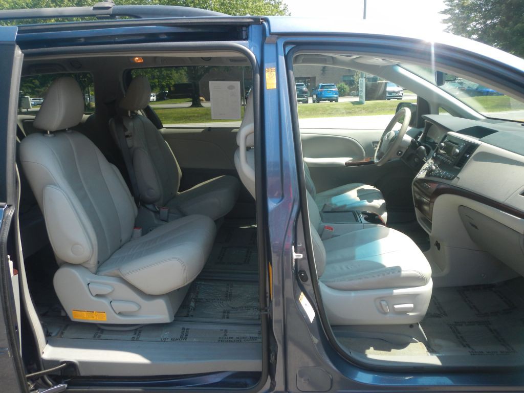 2013 Toyota Sienna Image 15