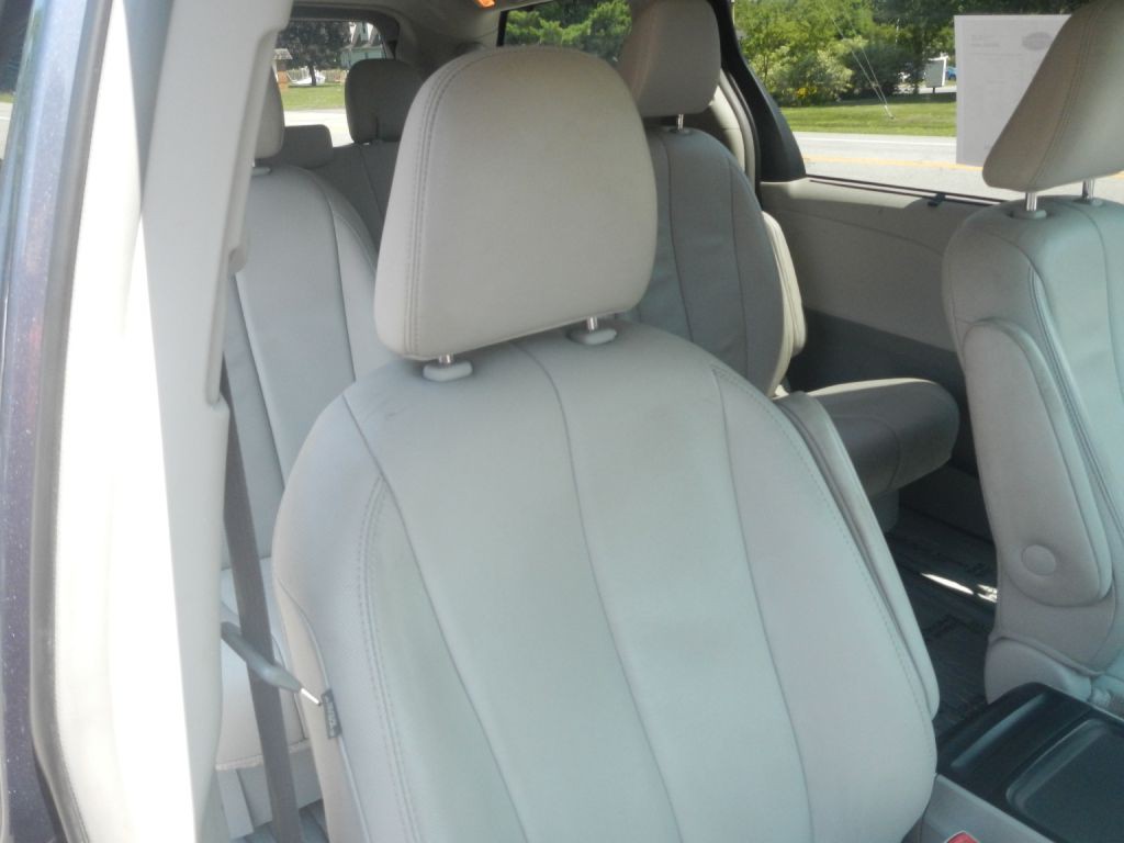 2013 Toyota Sienna Image 17