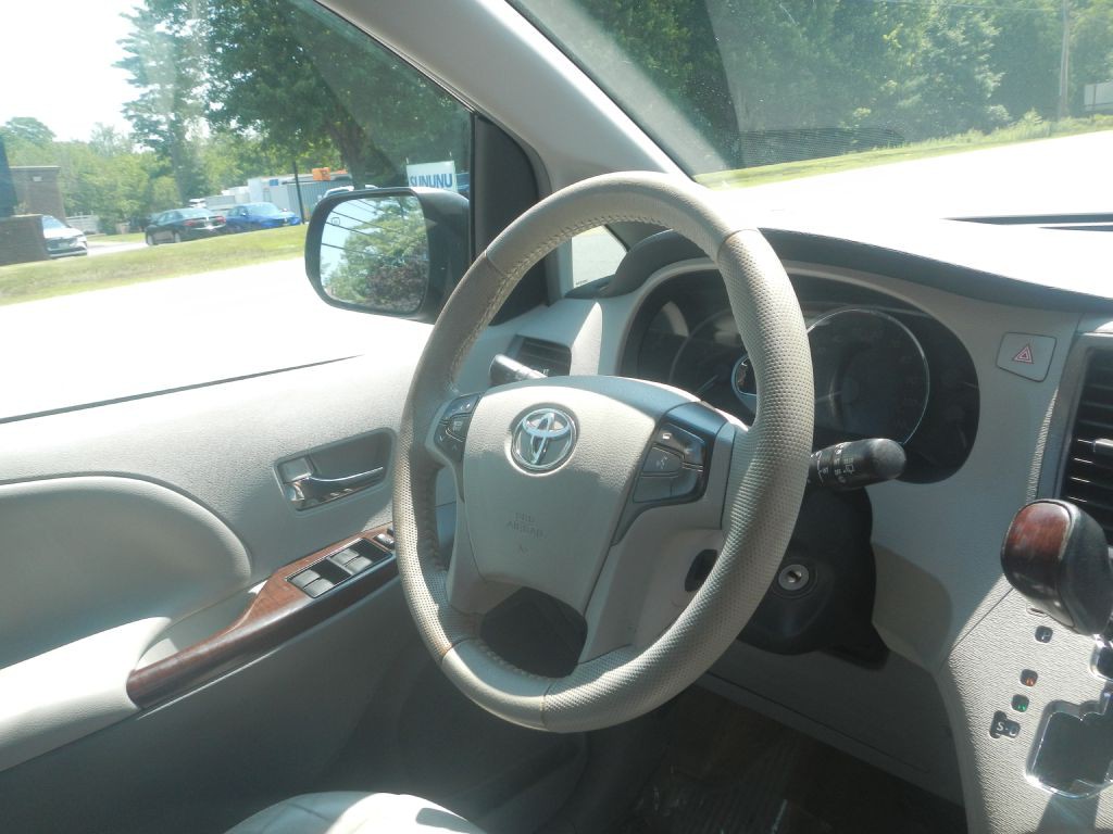 2013 Toyota Sienna Image 20