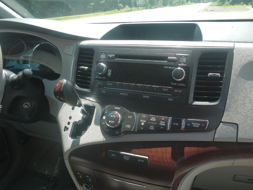 2013 Toyota Sienna Image 21