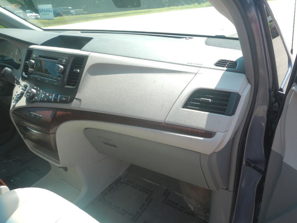2013 Toyota Sienna Image 24