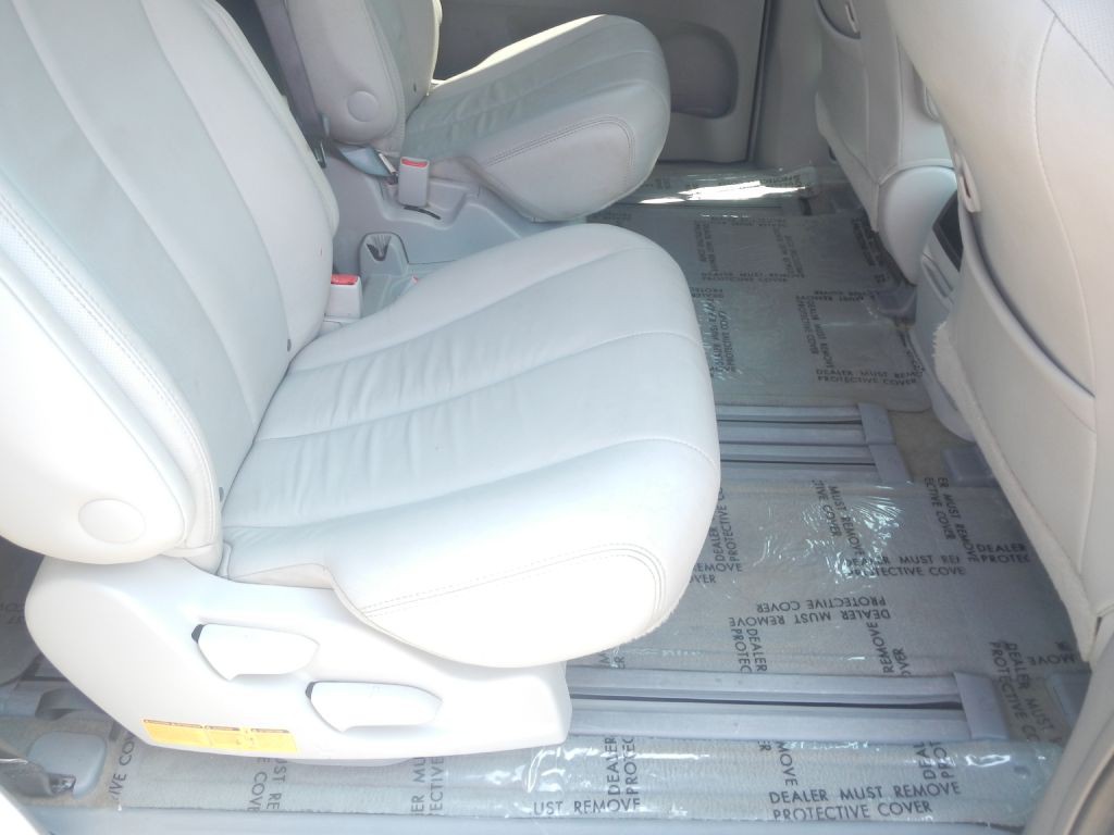 2013 Toyota Sienna Image 25
