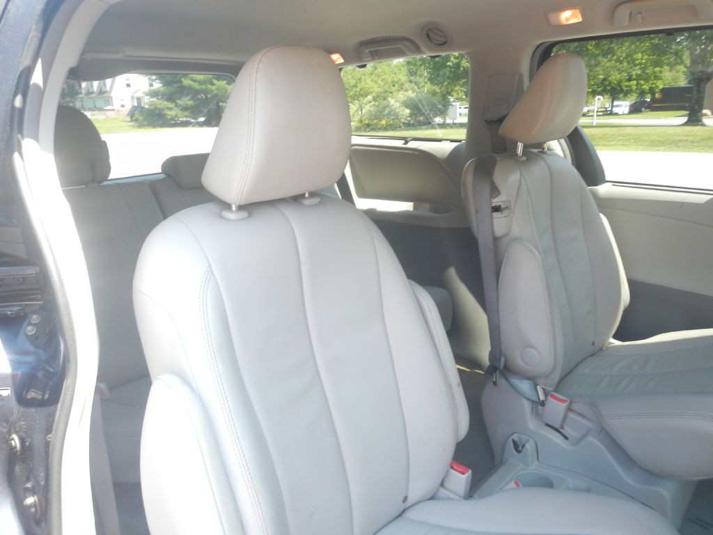 2013 Toyota Sienna Image 26