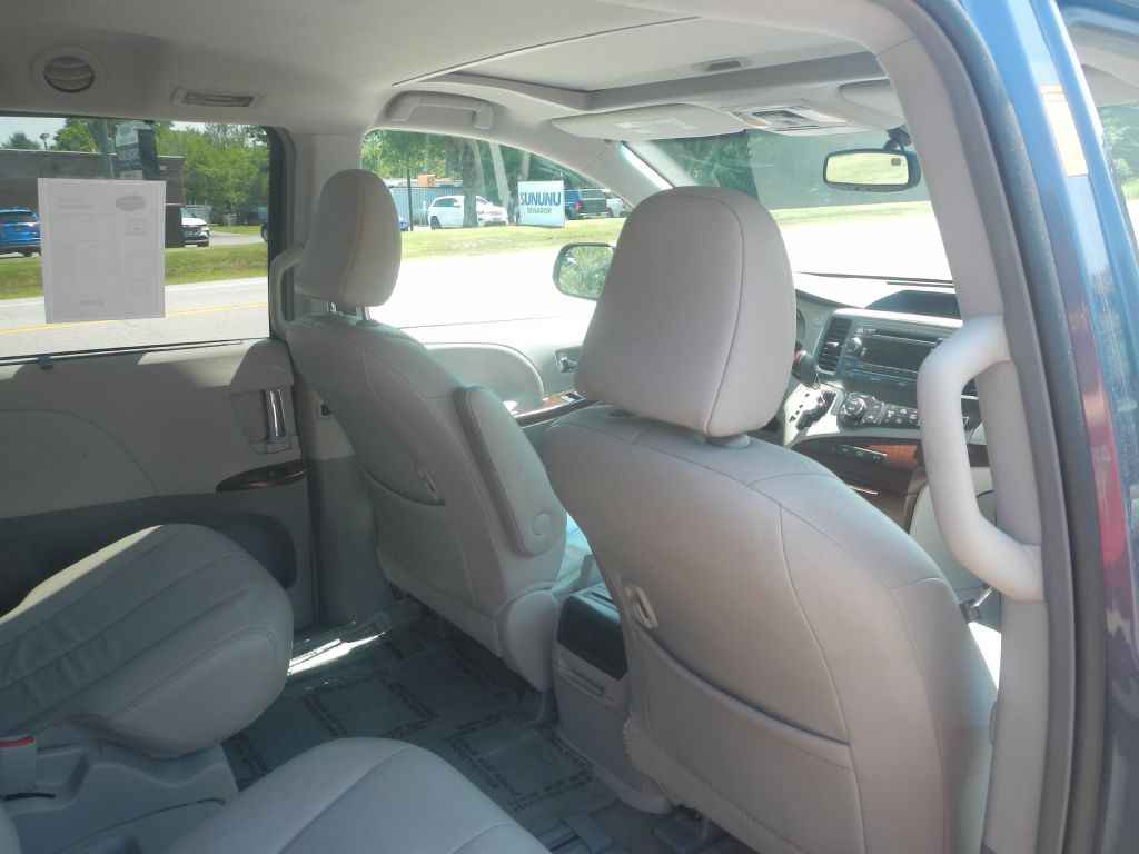 2013 Toyota Sienna Image 27