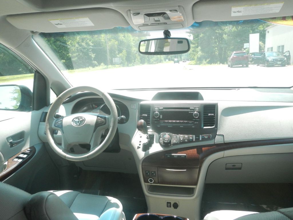 2013 Toyota Sienna Image 28