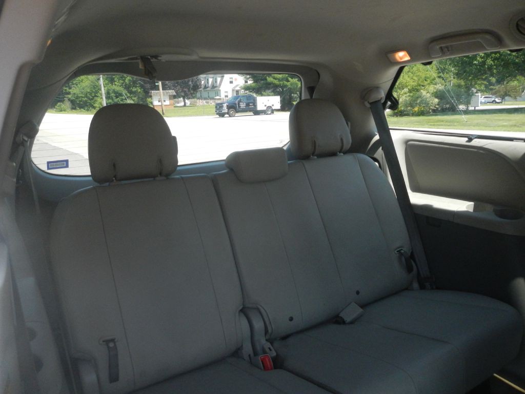 2013 Toyota Sienna Image 32
