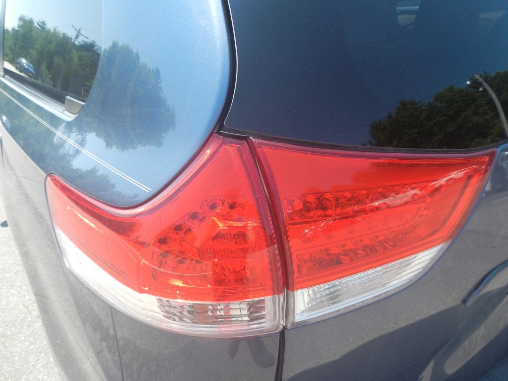 2013 Toyota Sienna Image 34