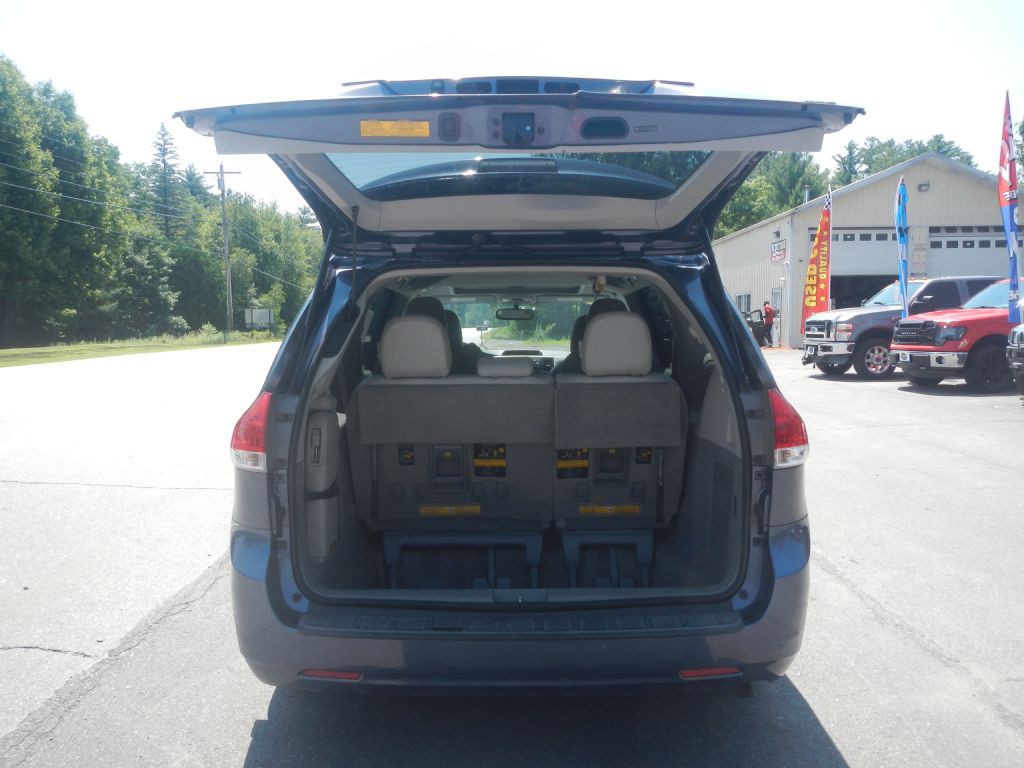 2013 Toyota Sienna Image 35