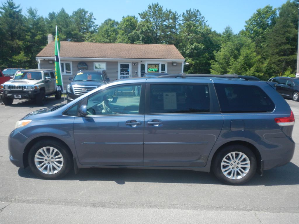 2013 Toyota Sienna Image 38