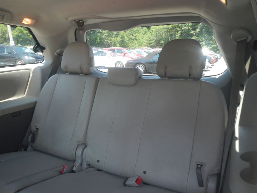 2013 Toyota Sienna Image 40