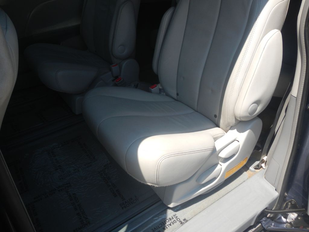 2013 Toyota Sienna Image 41