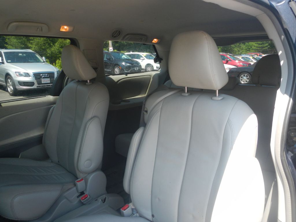 2013 Toyota Sienna Image 42
