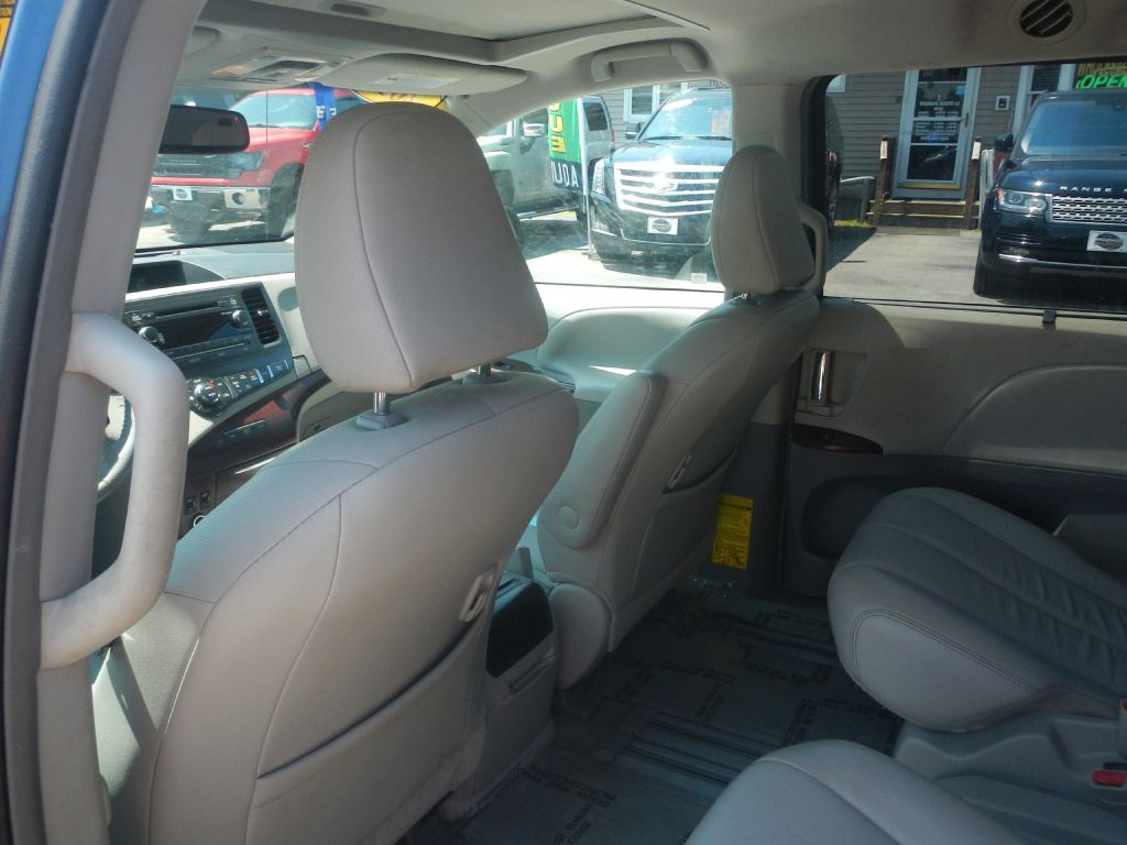 2013 Toyota Sienna Image 43