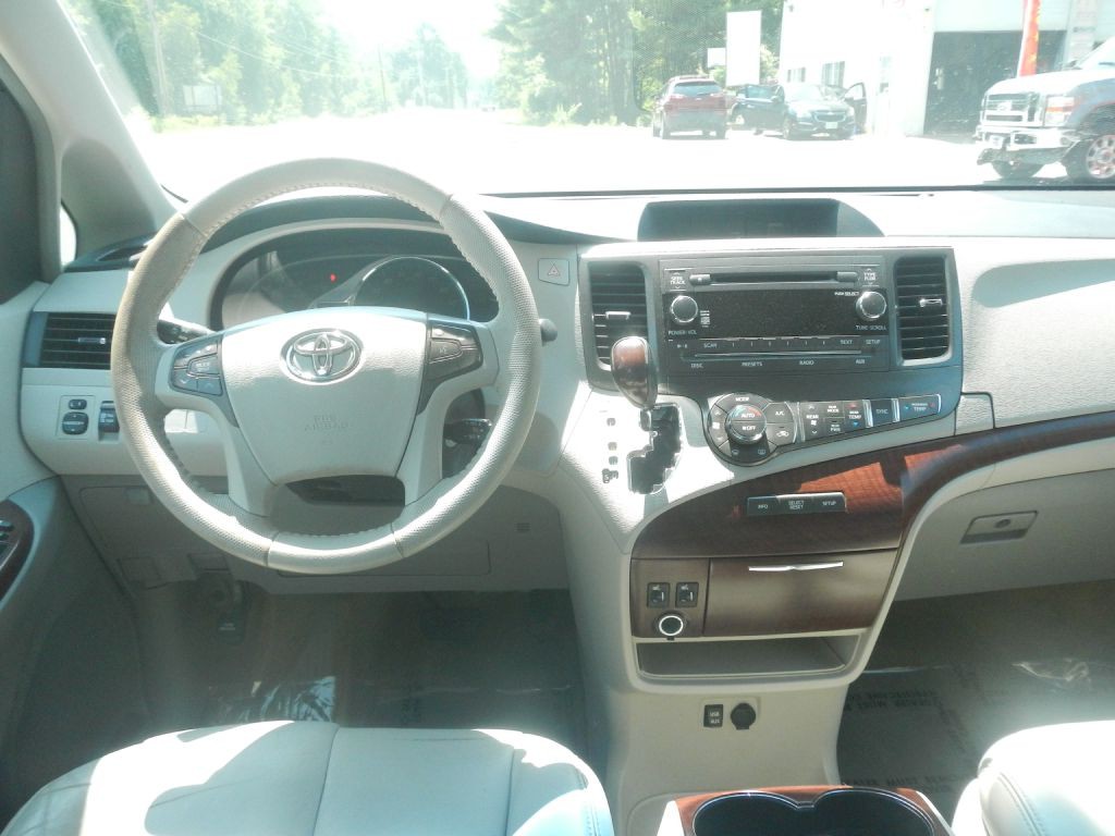 2013 Toyota Sienna Image 46