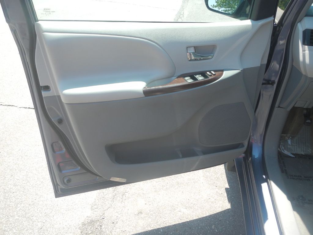 2013 Toyota Sienna Image 47