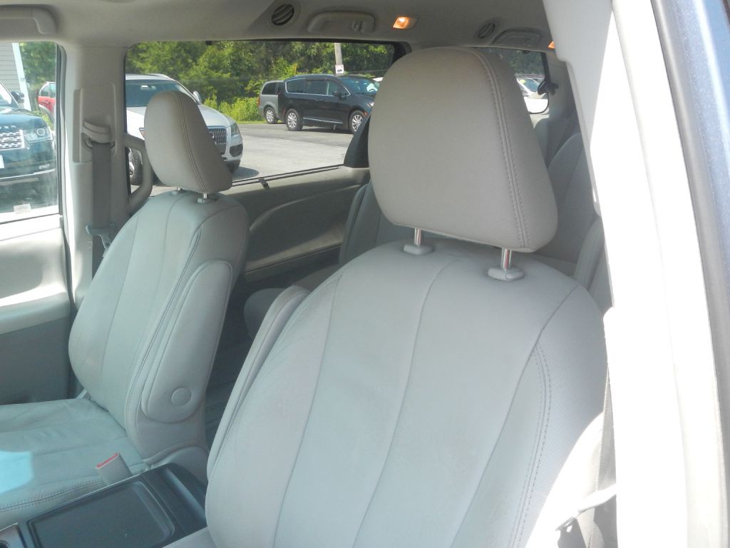 2013 Toyota Sienna Image 48