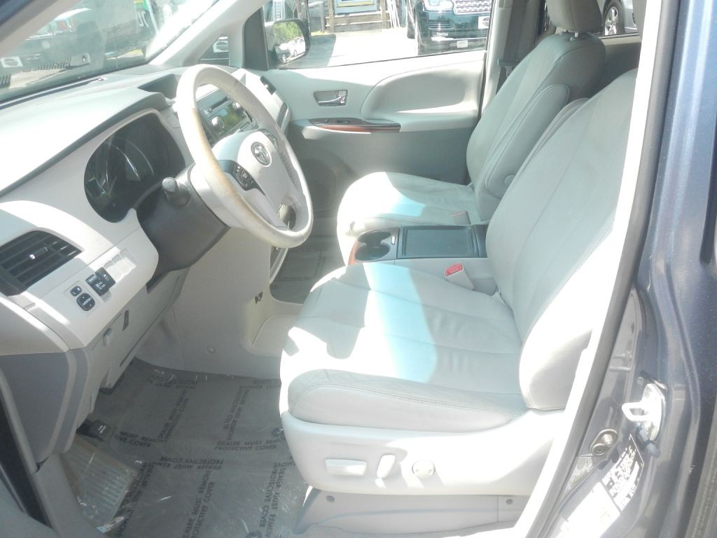2013 Toyota Sienna Image 49