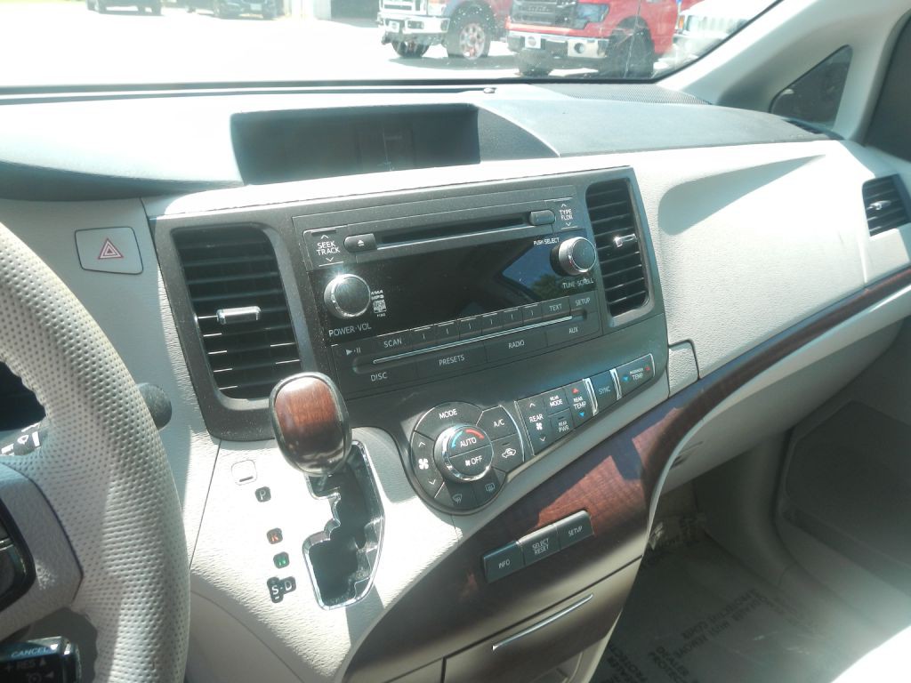 2013 Toyota Sienna Image 50
