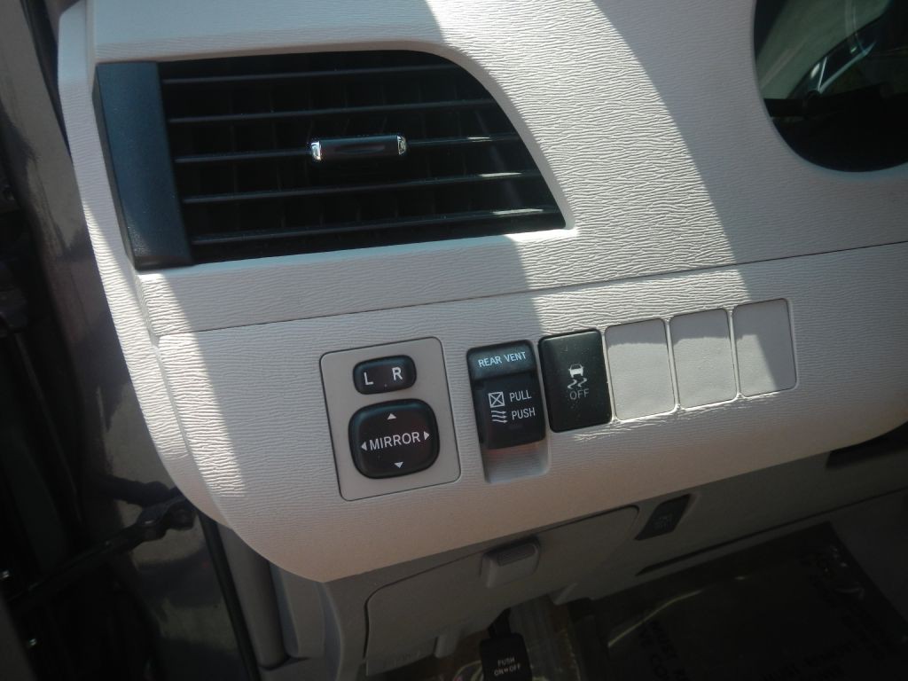2013 Toyota Sienna Image 52