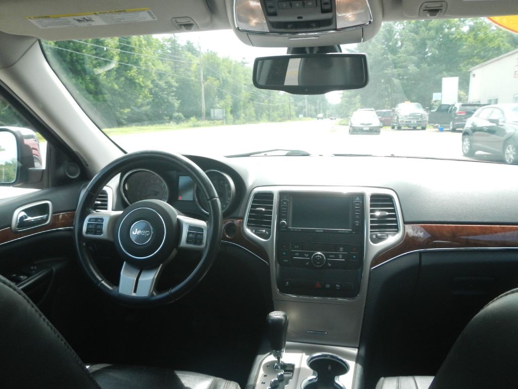 2011 Jeep Grand Cherokee Image 28