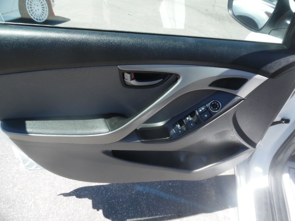 2015 Hyundai Elantra Image 8