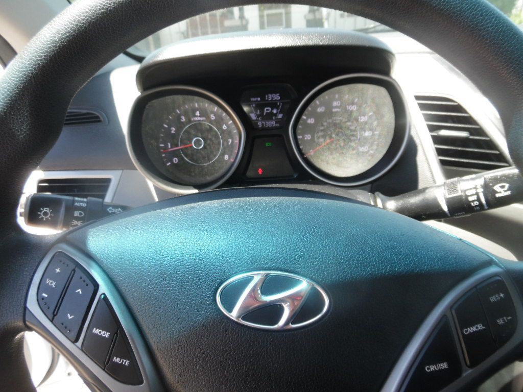 2015 Hyundai Elantra Image 16