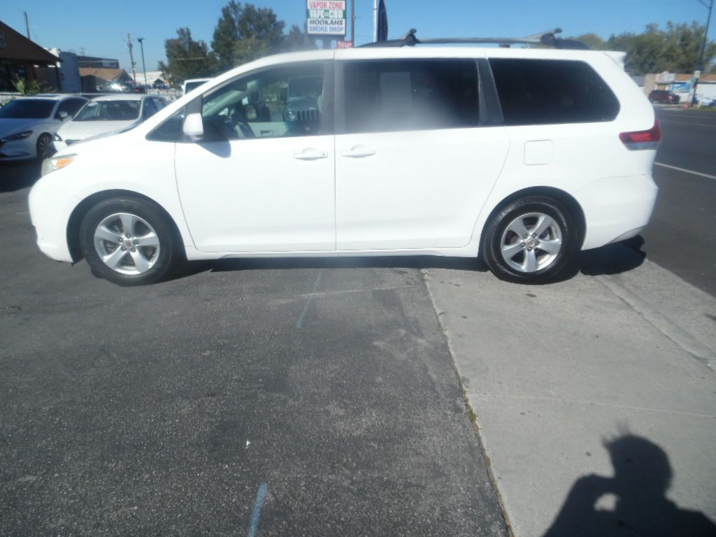 2012 Toyota Sienna Image 2