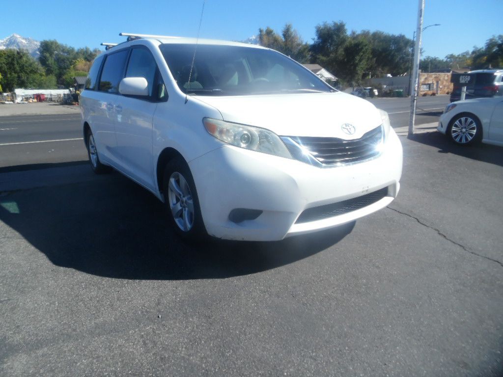 2012 Toyota Sienna Image 4