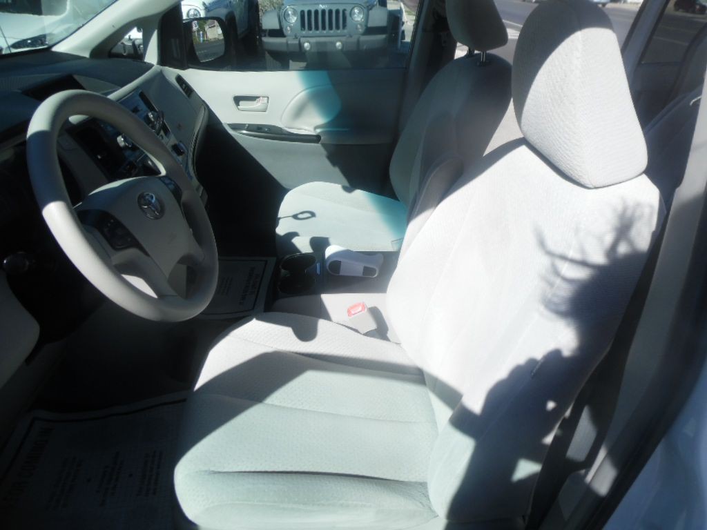 2012 Toyota Sienna Image 7