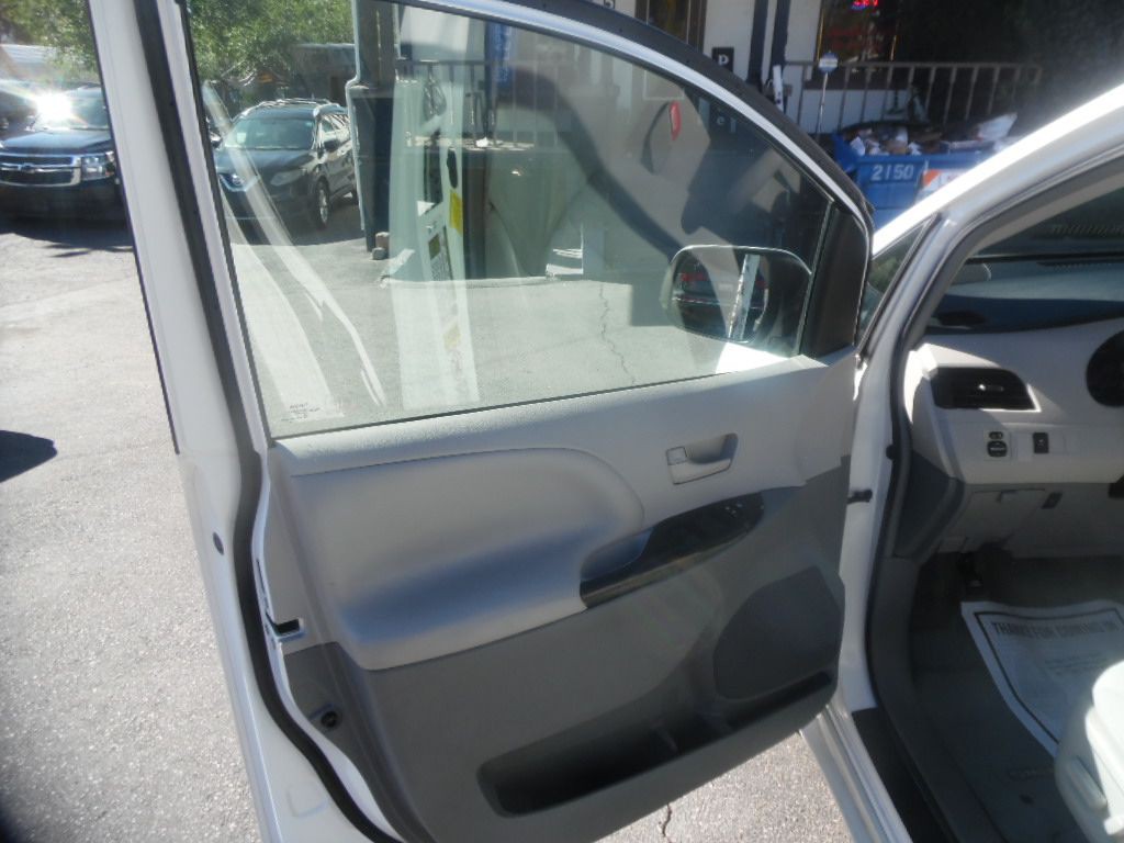 2012 Toyota Sienna Image 8