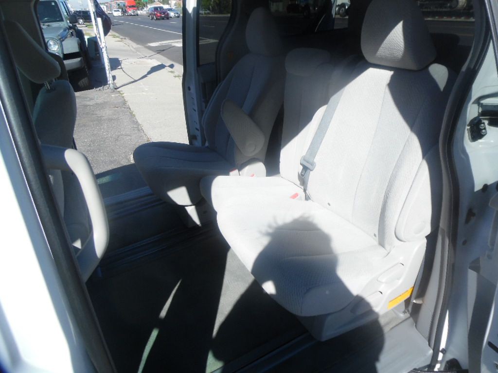2012 Toyota Sienna Image 9