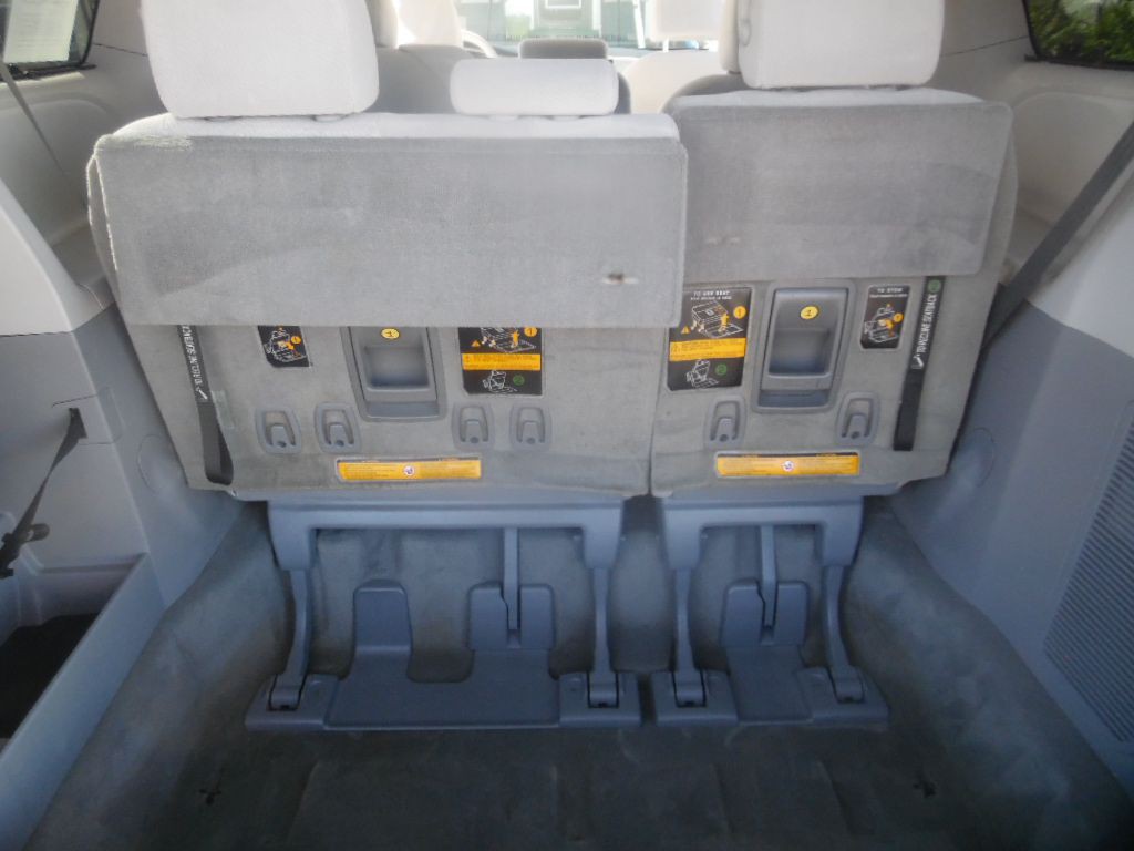 2012 Toyota Sienna Image 11
