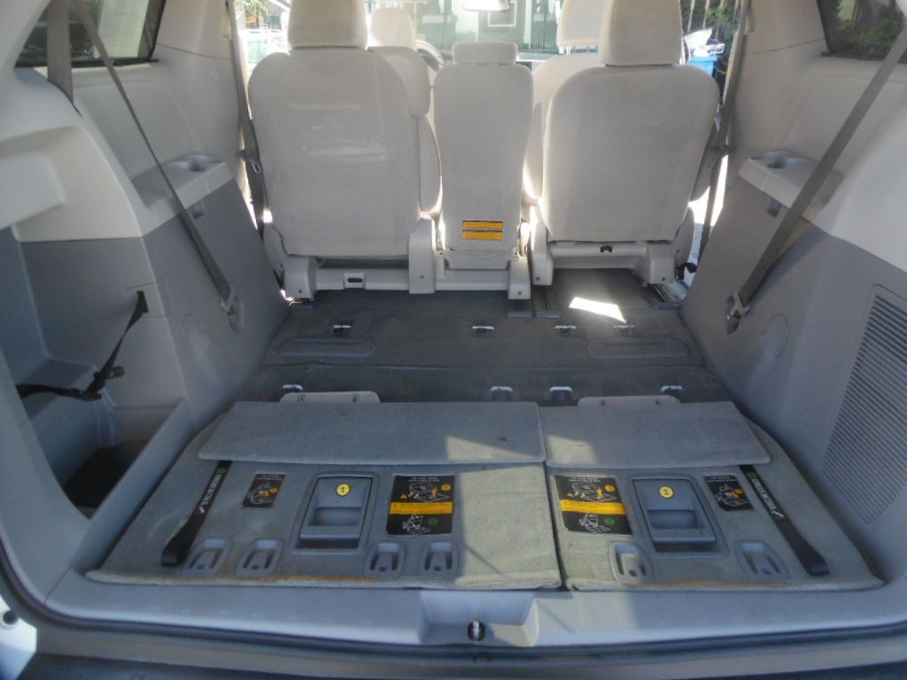 2012 Toyota Sienna Image 12