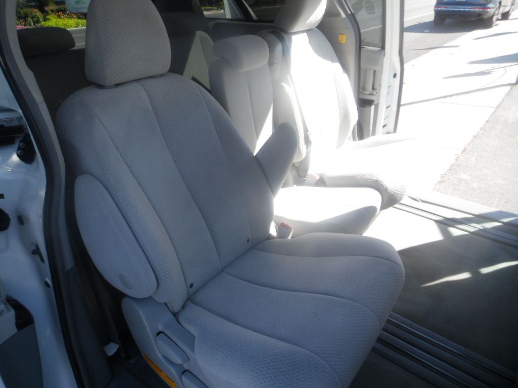 2012 Toyota Sienna Image 13