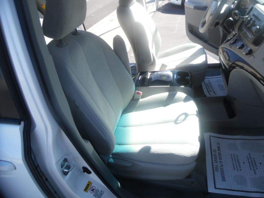 2012 Toyota Sienna Image 15