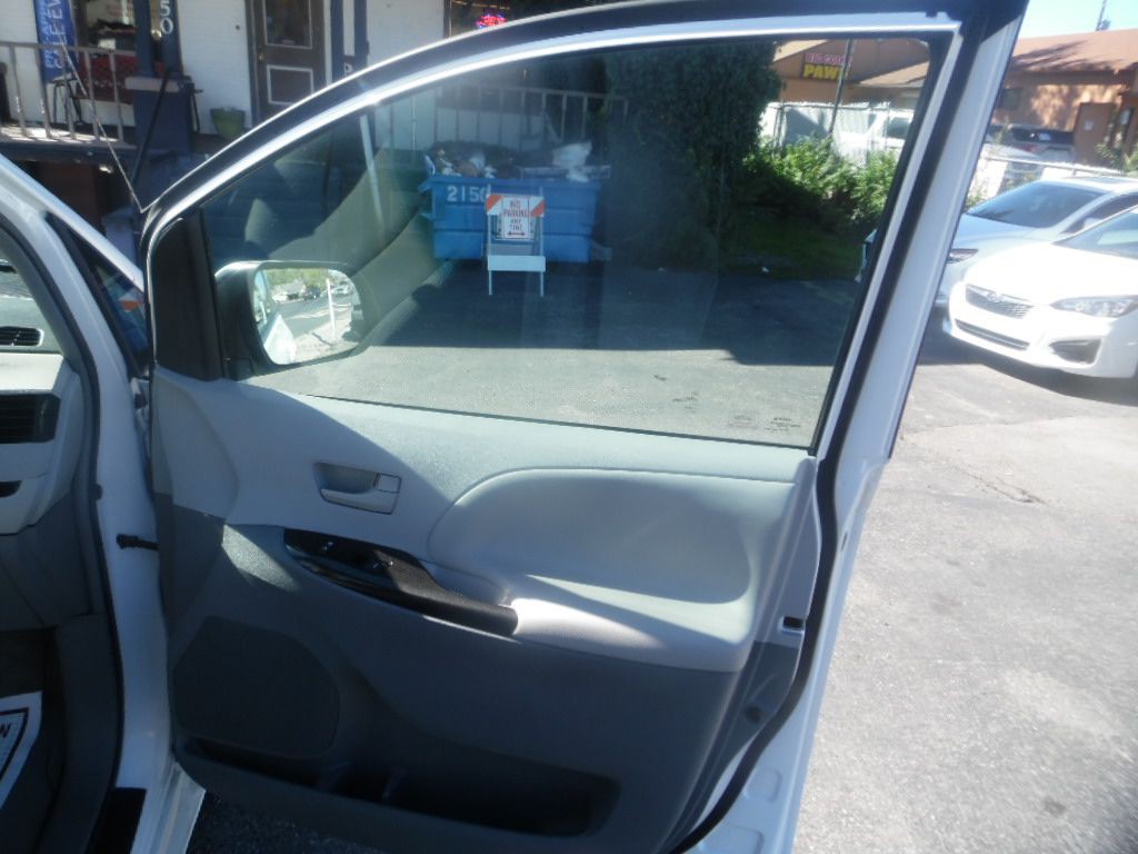 2012 Toyota Sienna Image 16