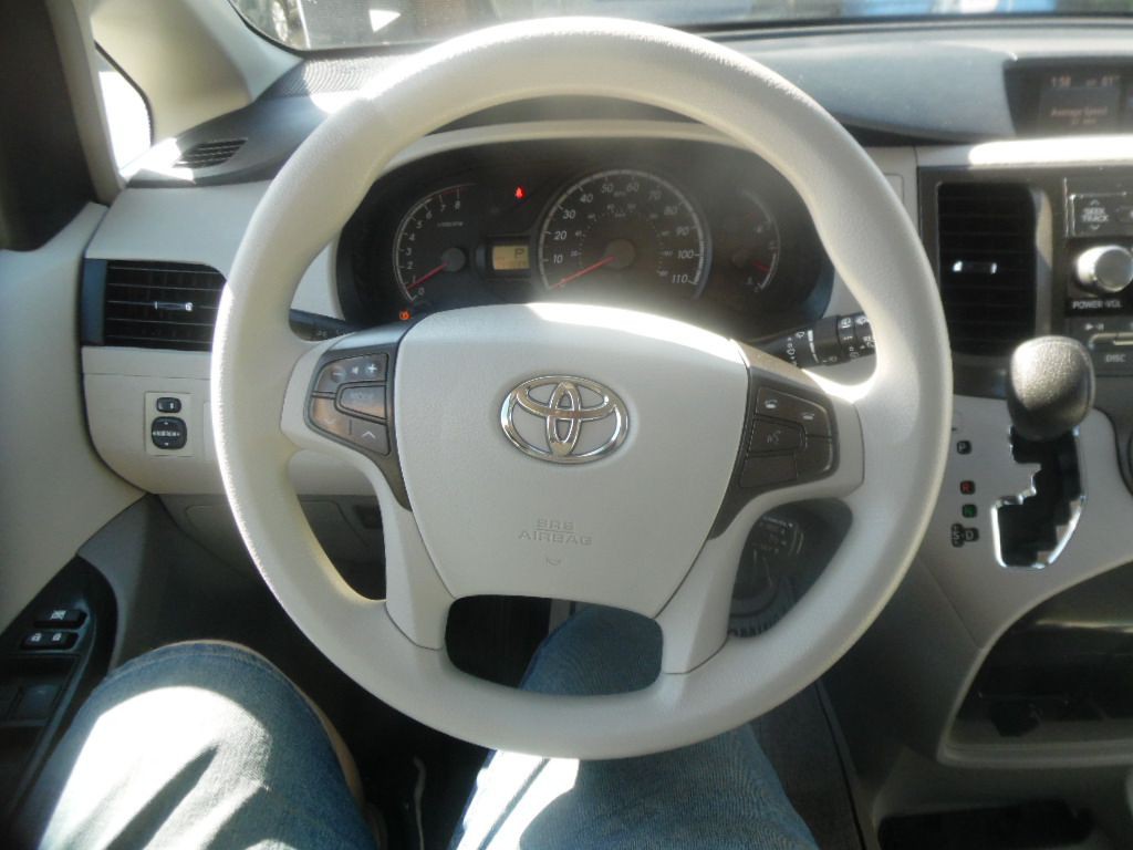 2012 Toyota Sienna Image 17