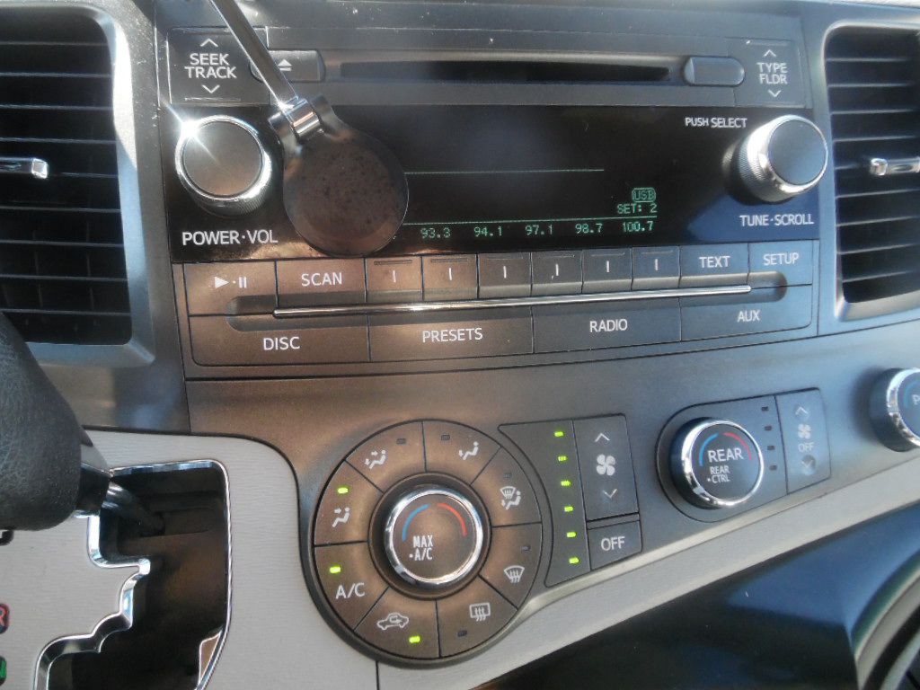 2012 Toyota Sienna Image 19